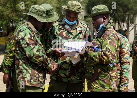 Nakuru, Kenia. 08. August 2022. Polizeibeamte werden vor den Parlamentswahlen am 9. August 2022 in verschiedene Wahlzentren entsandt. Die Kenianer gehen morgen, am 9. August 2022, zu allgemeinen Wahlen. (Foto von James Wakibia/SOPA Images/Sipa USA) Quelle: SIPA USA/Alamy Live News Stockfoto