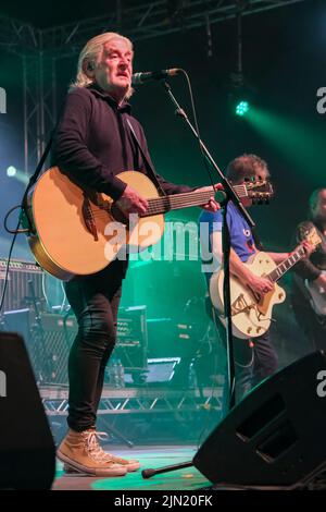 Davy Carton tritt mit den Saw Doctors auf, die beim Wickham Festival, Hampshire, Großbritannien, auftreten. 5. August 2022 Stockfoto