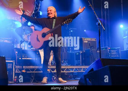 Davy Carton tritt mit den Saw Doctors auf, die beim Wickham Festival, Hampshire, Großbritannien, auftreten. 5. August 2022 Stockfoto