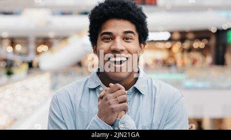 Frontansicht Porträt Emotionen begeistert überrascht überrascht schockiert erstaunt Mann afroamerikanischen Kerl teen Blick auf die Kamera öffnet Mund und Augen überrascht Stockfoto