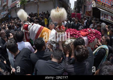 Lahore, Punjab, Pakistan. 8. August 2022. Pakistanische schiitische Muslime trauern während einer Muharram-Prozession am neunten Tag der Ashura in Lahore. Muharram, der erste Monat des islamischen Kalenders, ist ein Monat der Trauer um die Schiiten zum Gedenken. Aschura ist eine Zeit der Trauer zur Erinnerung an das Martyrium des Enkels des Propheten Mohammad, Imam Hussein, der 680 n. Chr. in der Schlacht von Karbala im heutigen Irak getötet wurde. (Bild: © Rana Sajid Hussain/Pacific Press via ZUMA Press Wire) Stockfoto