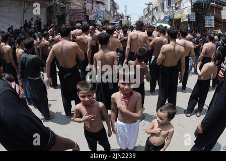 Lahore, Punjab, Pakistan. 8. August 2022. Pakistanische schiitische Muslime trauern während einer Muharram-Prozession am neunten Tag der Ashura in Lahore. Muharram, der erste Monat des islamischen Kalenders, ist ein Monat der Trauer um die Schiiten zum Gedenken. Aschura ist eine Zeit der Trauer zur Erinnerung an das Martyrium des Enkels des Propheten Mohammad, Imam Hussein, der 680 n. Chr. in der Schlacht von Karbala im heutigen Irak getötet wurde. (Bild: © Rana Sajid Hussain/Pacific Press via ZUMA Press Wire) Stockfoto