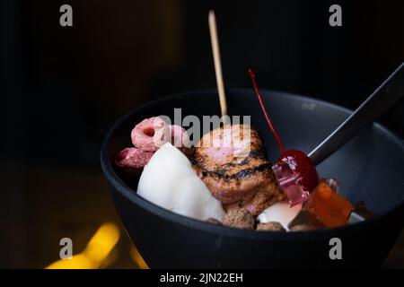 Eine Nahaufnahme eines köstlichen koreanischen Eisdessertals mit süßen Belägen - Erdbeer-Bingsoo mit Mooslaibe und Panda-förmigen Gummitüssen Stockfoto