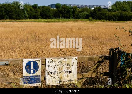 Colnbrook, Großbritannien. 19.. Juli 2022. In der Nähe des Terminals 5 des Flughafens Heathrow ist ein Schild mit dem Heathrow Biodiversity Site abgebildet. Der Colne Valley Regional Park wurde 1965 gegründet und erstreckt sich von Rickmansworth über Staines und die Themse und von Uxbridge und Heathrow bis Slough und Chalfont St. Peter. Kredit: Mark Kerrison/Alamy Live Nachrichten Stockfoto