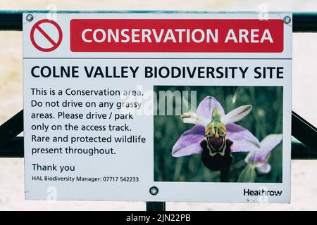 Colnbrook, Großbritannien. 19.. Juli 2022. In der Nähe des Flughafens Heathrow ist ein Schild mit dem Colne Valley Biodiversity Site abgebildet. Der Colne Valley Regional Park wurde 1965 gegründet und erstreckt sich von Rickmansworth über Staines und die Themse und von Uxbridge und Heathrow bis Slough und Chalfont St. Peter. Kredit: Mark Kerrison/Alamy Live Nachrichten Stockfoto