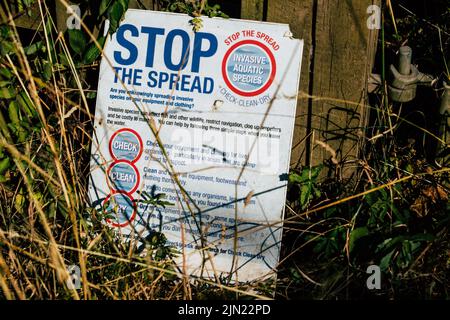 Colnbrook, Großbritannien. 19.. Juli 2022. An einem Biodiversitätsstandort in der Nähe des Flughafens Heathrow wird eine Warnung an die Öffentlichkeit vor der unbeabsichtigt verbreiteten invasiven Arten gezeigt. Der Colne Valley Regional Park, zu dem das Gelände gehört, wurde 1965 gegründet und erstreckt sich von Rickmansworth über Staines und die Themse und von Uxbridge und Heathrow bis Slough und Chalfont St. Peter. Kredit: Mark Kerrison/Alamy Live Nachrichten Stockfoto