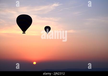 Silouette von Heißluftballons in kappadokien, türkei bei Sonnenaufgang Stockfoto