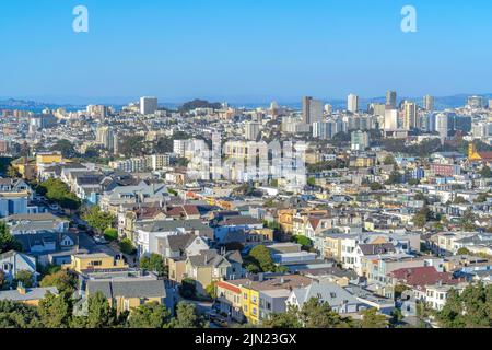 Dichtes Stadtgebiet in der Innenstadt von San Francisco, Kalifornien. Luftaufnahme von dichten Häusern und Wolkenkratzern vor dem Hintergrund der Skyline. Stockfoto