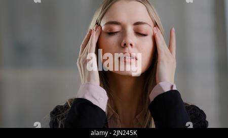Müde erschöpft krank krank Geschäftsfrau Mädchen mit Kopf Kopfschmerzen Fieber fühlt sich unwohl Schmerzen Schmerzen leidet unter Fieber Müdigkeit Bad Druck Massagen Stockfoto