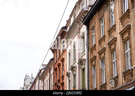 Fassaden von alten Häusern in einer Reihe gegen den Himmel. Stockfoto