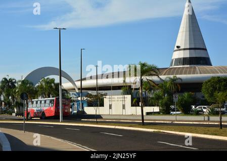 Fassade eines Busbahnhofs, in einer Stadt im Inneren des Staates São Paulo, Brasilien, Südamerika, mit Pyramidenkonstruktion, Straße im Vordergrund Stockfoto