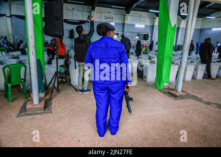 Nairobi, Kenia. 08. August 2022. Ein Polizeibeamter wacht vor den Wahlen in einem Tallying Center in der Upper Hill School über Wahlurnen. Die Vertreter der Unabhängigen Wahlkommission (IEBC) in Kenia überprüfen die Wahlurnen vor den Parlamentswahlen im August 9. im Oberen Hügel in Nairobi erneut. Kredit: SOPA Images Limited/Alamy Live Nachrichten Stockfoto