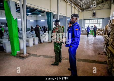 Nairobi, Kenia. 08. August 2022. Polizeibeamte bewachen Wahlurnen vor den Wahlen in einem Tallying Center in der Upper Hill School. Die Vertreter der Unabhängigen Wahlkommission (IEBC) in Kenia überprüfen die Wahlurnen vor den Parlamentswahlen im August 9. im Oberen Hügel in Nairobi erneut. Kredit: SOPA Images Limited/Alamy Live Nachrichten Stockfoto