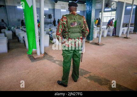 Nairobi, Kenia. 08. August 2022. Ein Polizeibeamter wacht vor den Wahlen in einem Tallying Center in der Upper Hill School über Wahlurnen. Die Vertreter der Unabhängigen Wahlkommission (IEBC) in Kenia überprüfen die Wahlurnen vor den Parlamentswahlen im August 9. im Oberen Hügel in Nairobi erneut. Kredit: SOPA Images Limited/Alamy Live Nachrichten Stockfoto