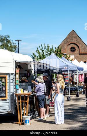 Dorking, Surrey Hills, London, Großbritannien, Juli 07 2022, Menschen stehen in der Warteschlange, um Lebensmittel von Einem Pop-up-Food-Van auf dem Markt zu kaufen Stockfoto