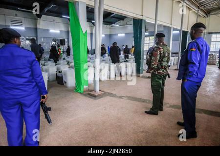 Nairobi, Kenia. 08. August 2022. Polizeibeamte bewachen Wahlurnen vor den Wahlen in einem Tallying Center in der Upper Hill School. Die Vertreter der Unabhängigen Wahlkommission (IEBC) in Kenia überprüfen die Wahlurnen vor den Parlamentswahlen im August 9. im Oberen Hügel in Nairobi erneut. (Foto von Donwilson Odhiamb/SOPA Images/Sipa USA) Quelle: SIPA USA/Alamy Live News Stockfoto