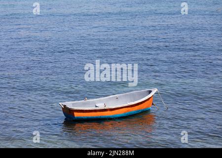 Kleines Fischerboot schwimmt in Swanage Bay, Dorset, England, Großbritannien Stockfoto