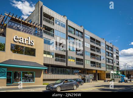 Kelowna Wohngebiet in der Innenstadt an einem sonnigen Sommertag. Moderne Apartmentgebäude in British Columbia, Kanada, Juni 7,2022. Street Photo, niemand, selee Stockfoto