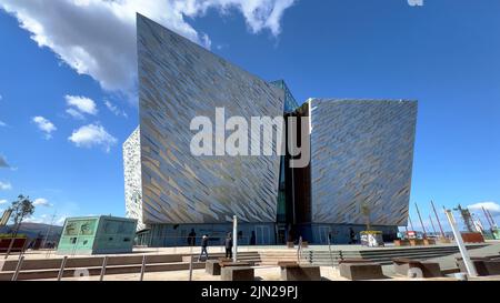 Modernes Titanic-Gebäude in der Stadt Belfast - BELFAST, Großbritannien - 25. APRIL 2022 Stockfoto