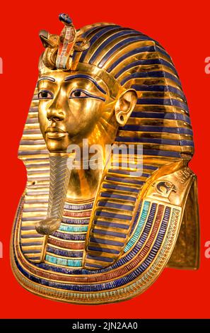 Beerdigungsmaske des pharao Tutanchamun auf rotem Hintergrund. King Tut Stockfoto