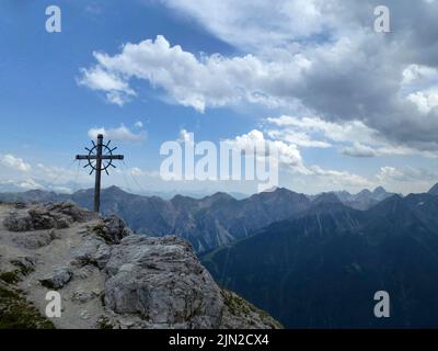 Gipfelkreuz hoher Burgstall am Stubaier Höhenwanderweg, Runde 1 in Tirol, Österreich Stockfoto