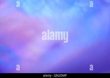 Verschwommene Hervorhebungen auf der Verlaufsstruktur der blauen Folie. Modisches neonblaues Hologramm mit leuchtenden Schimmer für ein elegantes Hintergrundlogo oder eine Postkarte. Hochwertige Fotos Stockfoto