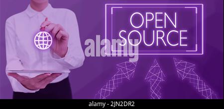 Text mit Inspiration Open Source. Wort geschrieben auf die Bezeichnung Software, die Original-Quellcode frei verfügbar Geschäftsmann in Anzug Holding Stockfoto