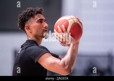 Köln, Deutschland. 08. August 2022. Maodo Lo spielt den Ball während des Trainings der nationalen Basketballmannschaft. Das Team bereitet sich auf die Europameisterschaft vor, die im September stattfinden wird. Quelle: Marius Becker/dpa/Alamy Live News Stockfoto