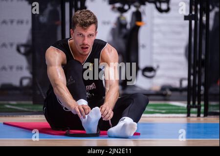 Köln, Deutschland. 08. August 2022. Andreas Obst trainiert die Basketballnationalmannschaft mit Journalisten. Das Team bereitet sich auf die Europameisterschaft vor, die im September stattfinden wird. Quelle: Marius Becker/dpa/Alamy Live News Stockfoto