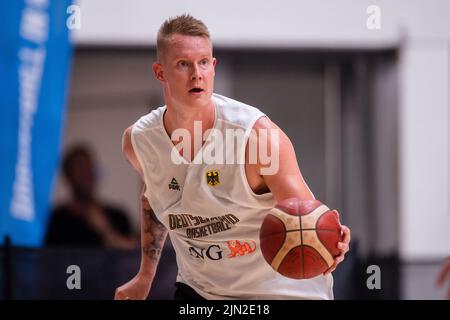 Köln, Deutschland. 08. August 2022. Robin Benzing spielt den Ball während des Trainings der Basketballnationalmannschaft. Das Team bereitet sich auf die Europameisterschaft vor, die im September stattfinden wird. Quelle: Marius Becker/dpa/Alamy Live News Stockfoto