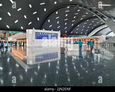 DOHA, KATAR - 4. MÄRZ 2022: Inneneinrichtung des neuen internationalen Flughafens Hamad in Doha, Katar. Stockfoto