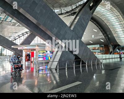 DOHA, KATAR - 4. MÄRZ 2022: Inneneinrichtung des neuen internationalen Flughafens Hamad in Doha, Katar. Stockfoto