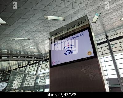 DOHA, KATAR - 4. MÄRZ 2022: Directory Board in Hamad International Airport, Doha, Katar. Stockfoto