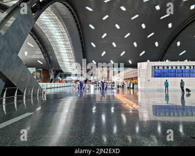 DOHA, KATAR - 4. MÄRZ 2022: Inneneinrichtung des neuen internationalen Flughafens Hamad in Doha, Katar. Stockfoto