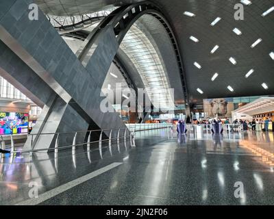 DOHA, KATAR - 4. MÄRZ 2022: Inneneinrichtung des neuen internationalen Flughafens Hamad in Doha, Katar. Stockfoto