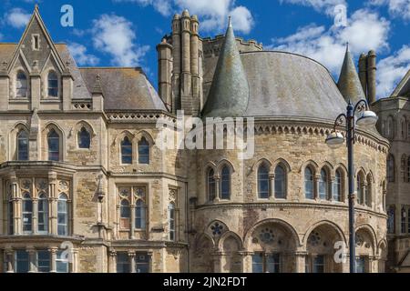 Detail des Old College, Aberystwyth. Das Gebäude im gotischen Stil gehört zur University of Aberystwyth und blickt auf die Küste. Stockfoto