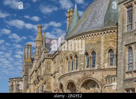 Detail des Old College, Aberystwyth. Das Gebäude im gotischen Stil gehört zur University of Aberystwyth und blickt auf die Küste. Stockfoto