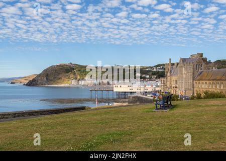 Ein Blick auf Aberystwyth, das Old College, den Pier, die Promenade und die Seilbahn auf dem Constitution Hill kann man unter einem wunderschönen Makrelenhimmel sehen. Stockfoto