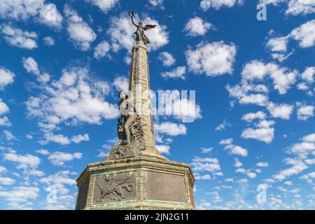 Das Kriegsdenkmal Aberystwyth erinnert an die Menschen vor Ort, die im ersten und zweiten Weltkrieg ums Leben kamen. Die Zahlen stehen für Sieg und Menschlichkeit. Stockfoto