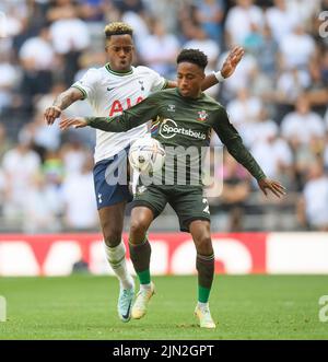 06 Aug 2022 - Tottenham Hotspur gegen Southampton - Premier League - Tottenham Hotspur Stadium Ryan Sessegnon von Tottenham Hotspur und Kyle Walker-Peters von Southampton Bildnachweis: © Mark Pain / Alamy Live News Stockfoto