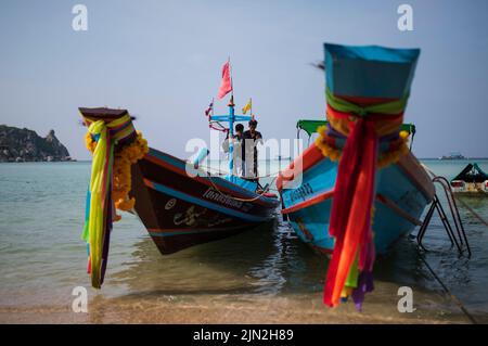 Bild des Reisekreuzers Arbeiter. Kleine Boote für den Transport von Kunden für Ausflugsboote. Stockfoto