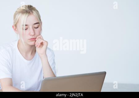 Blogger schreiben Laptop Social Network Influencer Stockfoto