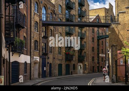 London, UK - Jun 10 2022: Alte Straße mit Lagerhäusern in London, Shad Themes Tapete Stockfoto