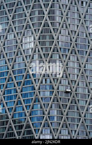 London, Großbritannien - Jun 10 2022: Neufundland Vertus Wohnhochhaus Fassade unter Wartung, abstrakte Nahaufnahme Detailansicht Stockfoto