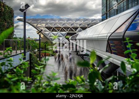 London, Großbritannien - Jun 10 2022: Die Bewegung der Menschenmassen in Big Easy und Adam's Plaza Bridge, futuristischer Architektur in London Stockfoto