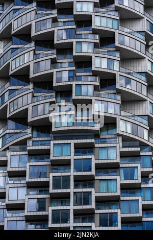 London, Großbritannien - Jun 10 2022: Abstrakte Nahaufnahme eines interessanten, einzigartigen Wohnhauses in Canary Wharf, London Stockfoto