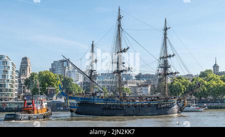 Das schwedische Hochschiff Gothenborg (Göteborg) wird mit dem Schlepper Christine in die Nähe des Tower of London gebracht, nachdem es durch die Tower Bridge geführt wurde. Stockfoto