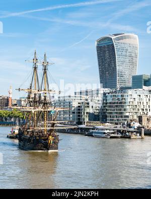 Alt & Neu im Kontrast: Das Segelschiff Göteborg aus dem 18.. Jahrhundert nähert sich der Tower Bridge, die Besatzung im Takelage, mit Blick auf das Walkie-Talkie-Gebäude Stockfoto