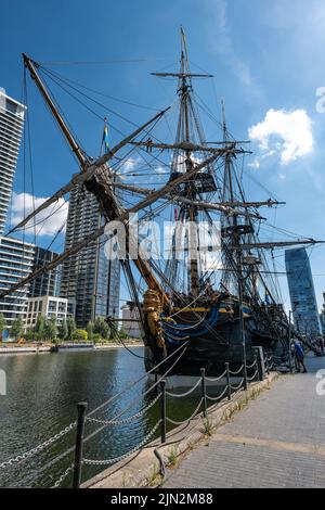 Das schwedische Hochschiff Gothenborg (Göteborg, Schweden) vertäute im August 2022 am Thames Quay im South Dock von Canary Wharf. Stockfoto