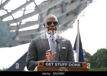 Mit der Unisphere von der New Yorker Weltausstellung 1964-1965 im Hintergrund spricht der Bürgermeister von New York, Eric Adams, während einer Pressekonferenz im Flushing Meadows Corona Park im Stadtteil Queens von New York City über die Frage der Asylbewerber, die von Texas nach New York geschickt wurden, NY, 8. August 2022. Bürgermeister Adams kündigte an, dass er mit der Biden-Regierung sprechen werde, um Bundeshilfe für einen Zustrom von Migranten zu beantragen, die von der Regierung von Texas nach New York City gebest werden. Gregg Abbott; ein Bus mit 54 Migranten von der Südgrenze kam letzten Freitag in der Stadt an. (Foto von Anthony B Stockfoto
